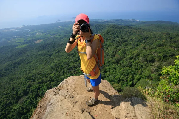 Exitosa Mujer Excursionista Pie Borde Del Acantilado Pico Montaña —  Fotos de Stock