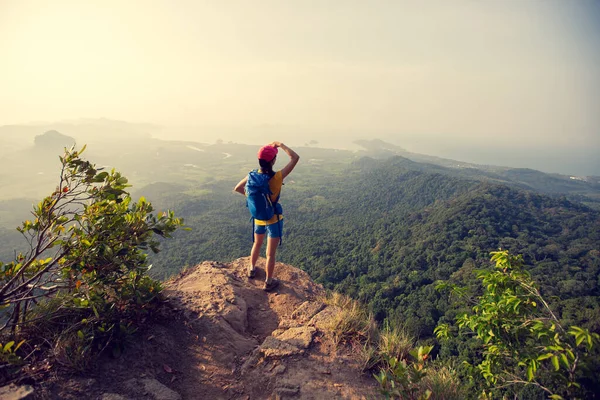 成功した女性ハイカーは山の上の崖の端の景色を楽しむ — ストック写真