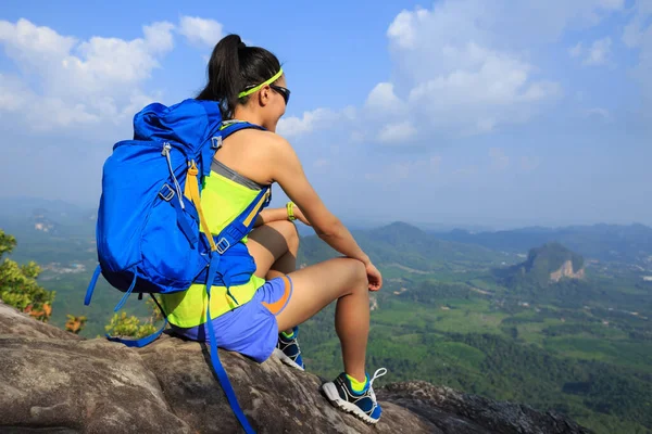 成功した女性ハイカーは 山頂での眺めのハイキングを楽しみます — ストック写真