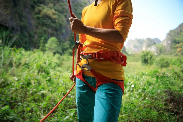 Bergsklättraren Stannar Medan Hennes Partner Klättrar Kanten Klippan — Stockfoto