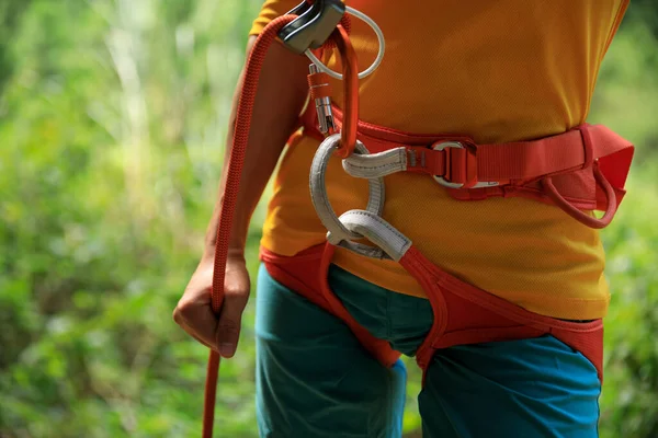 Ορειβάτης Ρεύεται Ενώ Σύντροφός Της Σκαρφαλώνει Στην Άκρη Του Γκρεμού — Φωτογραφία Αρχείου