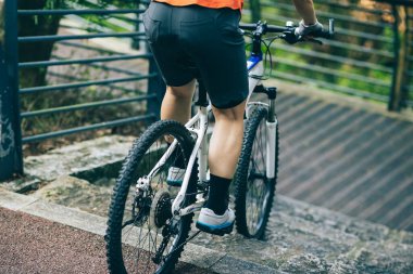 Merdivenlerden inen bir kadın. Spor ekstrem ve aktif yaşam tarzı