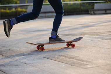 Kaykaycı şehir dışında kaykay yapıyor.