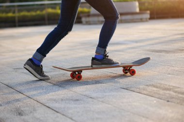 Kaykaycı şehir dışında kaykay yapıyor.