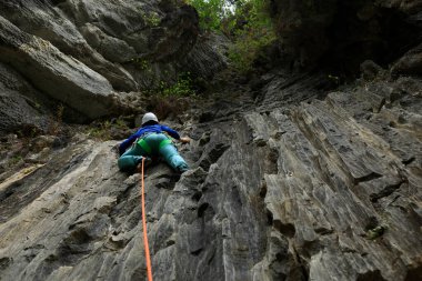 Dişi kaya tırmanıcısı uçurumda