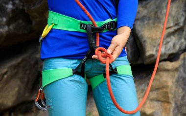 Kaya tırmanışçısı sekiz düğüm yapıyor