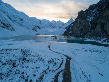Çin, Tibet 'teki güzel donmuş buzullu göl manzarası.
