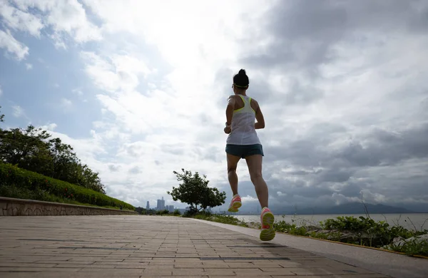 Fitness Mulher Correndo Treinamento Para Maratona Trilha Costeira Ensolarada — Fotografia de Stock