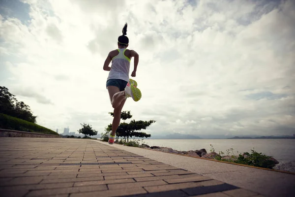 Fitness Mulher Correndo Treinamento Para Maratona Trilha Costeira Ensolarada — Fotografia de Stock