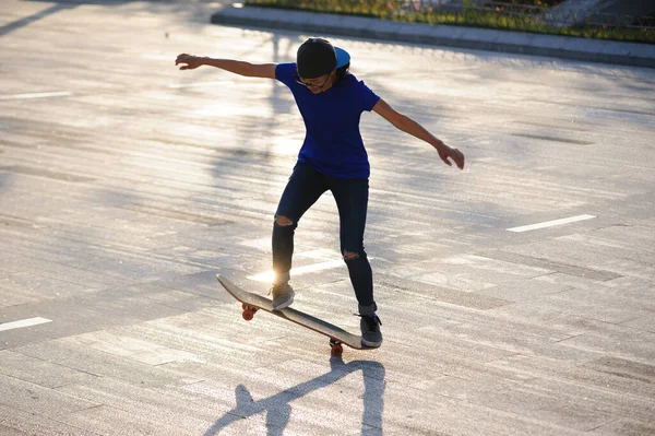 Skateboarder Skateboarden Draußen Der Stadt — Stockfoto