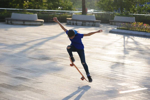 Skateboarder Skateboarden Draußen Der Stadt — Stockfoto