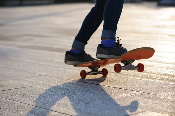 Skateboarder Skateboarden Buiten Stad — Stockfoto