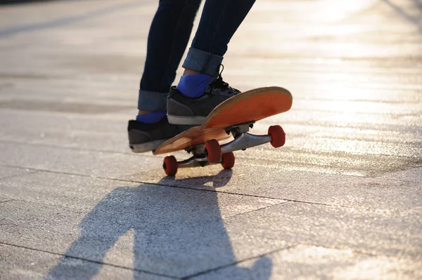 Skateboarder Skateboarden Draußen Der Stadt — Stockfoto