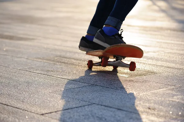 Skateboarder Skateboarden Buiten Stad — Stockfoto