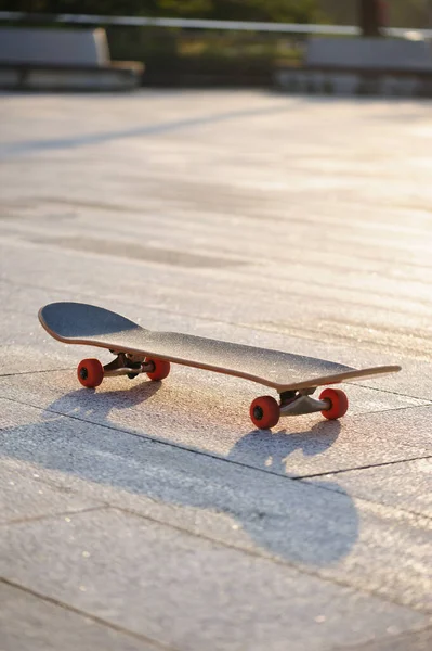 Skateboard Εξωτερικούς Χώρους Στην Πόλη Ήλιο — Φωτογραφία Αρχείου