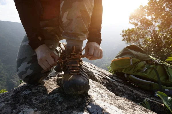 Succesvolle Wandelaar Strikken Schoenveter Bergtop Klif Rand — Stockfoto