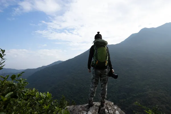 Επιτυχημένος Πεζοπόρος Απολαμβάνουν Θέα Στην Κορυφή Του Βουνού Γκρεμό Άκρη — Φωτογραφία Αρχείου