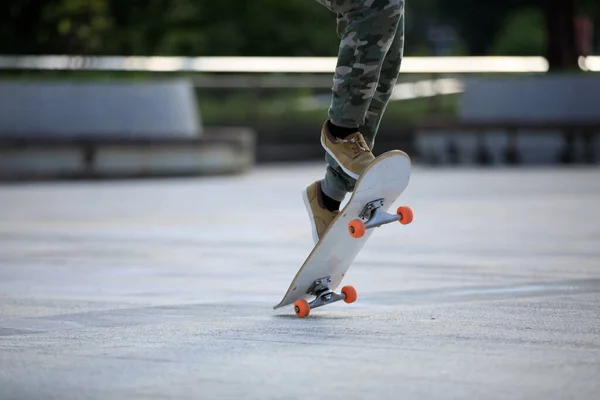 Skateboarder Skateboarden Draußen Der Stadt — Stockfoto