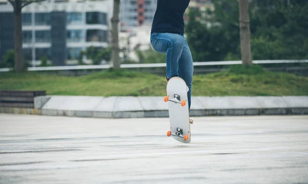 Skateboarder Skateboarding Venku Městě — Stock fotografie