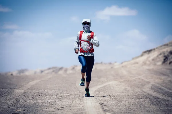 Fitness Donna Trail Corridore Fondo Corsa Sul Deserto Sabbia — Foto Stock