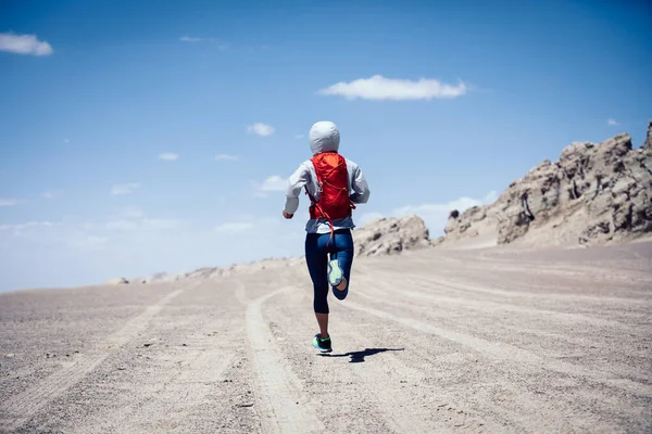 Fitness Kadını Kum Çölünde Koşan Bir Koşucunun Izini Sürüyor — Stok fotoğraf