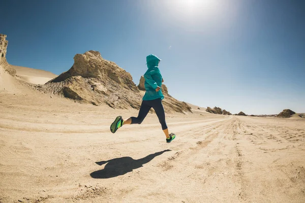 健美女子径赛横越国境在沙漠上奔跑 — 图库照片