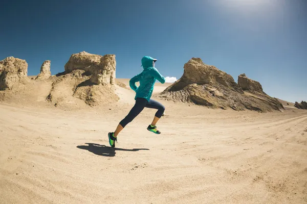 健美女子径赛横越国境在沙漠上奔跑 — 图库照片