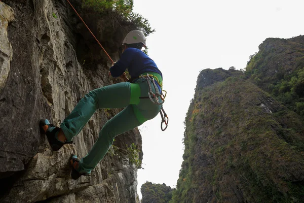 崖の上の女性岩クライマー — ストック写真