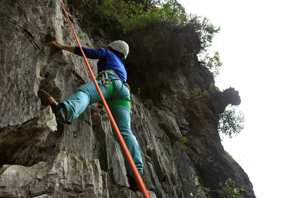 Γυναίκα Ορειβάτης Στον Γκρεμό — Φωτογραφία Αρχείου