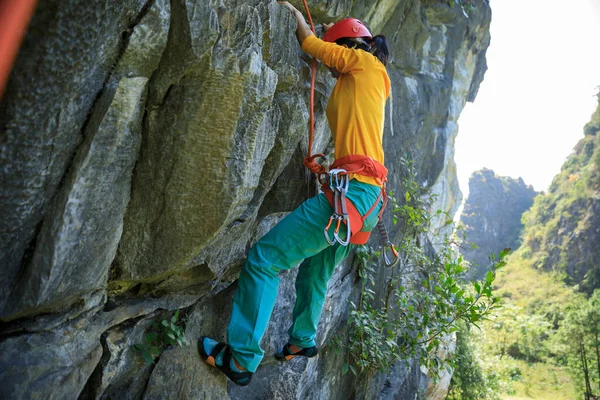 悬崖上的女攀岩者 — 图库照片