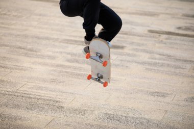 Kaykaycı şehir dışında kaykay yapıyor.