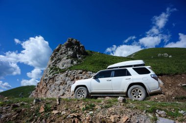 Yüksek rakımlı dağın tepesinde off-road araba sürüyorum.