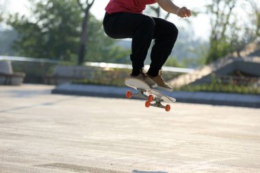 Kaykaycı şehir dışında kaykay yapıyor.