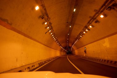 Yüksek yol tünelinde araba sürmek.