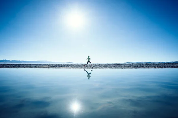 Kobieta Szlak Biegnie Zimie Nad Jeziorem — Zdjęcie stockowe
