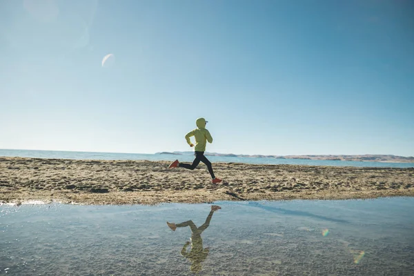 Vrouwelijke Trail Runner Loopt Winter Meer — Stockfoto