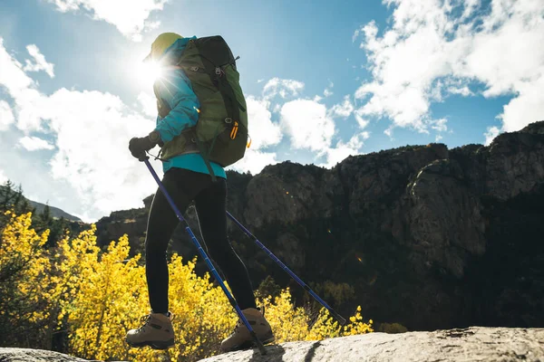 Vrouw Backpacker Wandelen Prachtige Winterbergen — Stockfoto