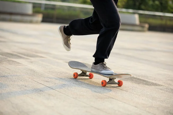 Skateboarder Skateboarden Buiten Stad — Stockfoto