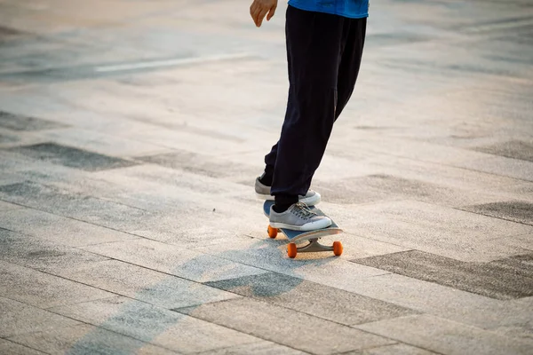 Skateboarder Skateboarden Draußen Der Stadt — Stockfoto