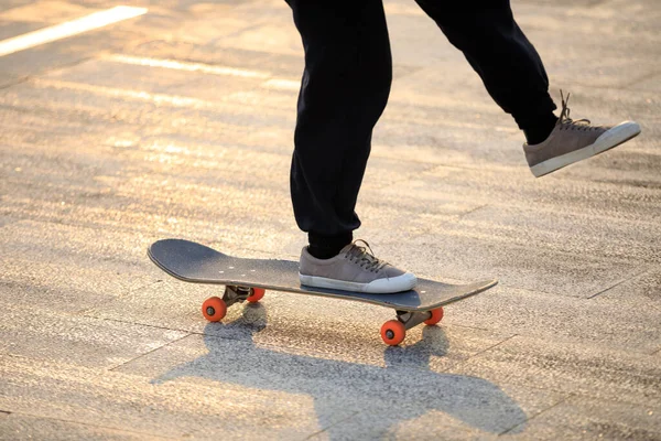 Skateboarder Skateboarding Εξωτερικούς Χώρους Στην Πόλη — Φωτογραφία Αρχείου