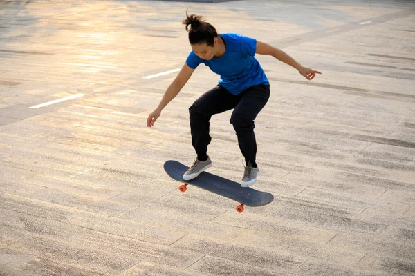 Skateboarder Skateboarden Draußen Der Stadt — Stockfoto