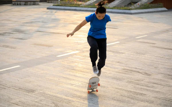 Skateboarder Skateboarden Buiten Stad — Stockfoto