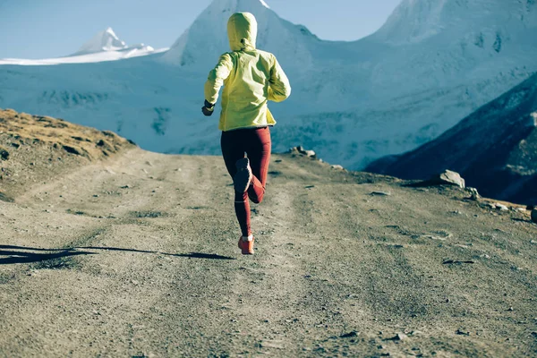 Corredor Senderos Mujer Corriendo Montañas Invierno — Foto de Stock