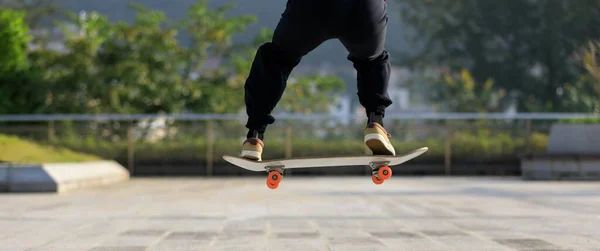 Skateboarder Skateboard All Aperto Città — Foto Stock