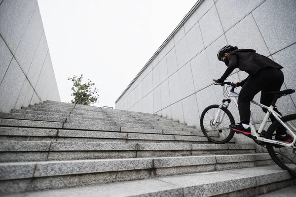 Mulher Freerider Cavalgando Escadas Cidade — Fotografia de Stock