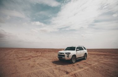 Çölde off-road araba sürmek