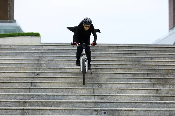 Mulher Freerider Cavalgando Escadas Cidade — Fotografia de Stock