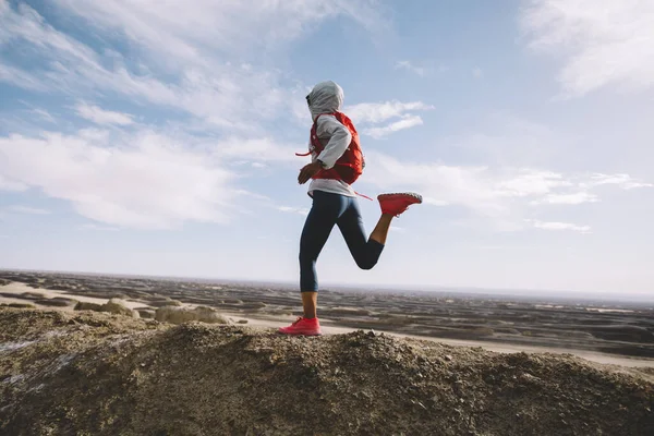 Mujer Trail Runner Cross Country Running Desert Hill Top — Foto de Stock