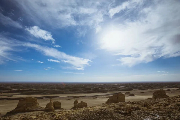 青空の下の砂漠の風景 — ストック写真