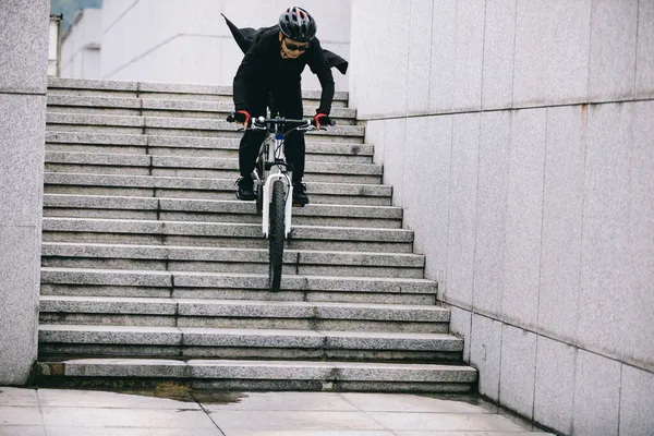 Mulher Freerider Cavalgando Escadas Cidade — Fotografia de Stock